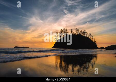 Coucher de soleil à Rocky Beach, côte nord de la Californie Banque D'Images