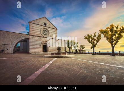 Assise, église de la basilique Santa Chiara au coucher du soleil. Pérouse, Ombrie, Italie, Europe. Banque D'Images