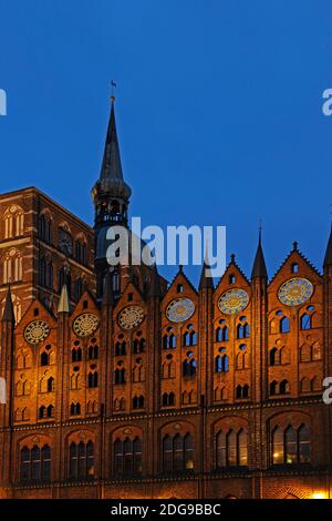 Fassade des Rathaus Stralsund der Nikolaikirche am Abend, Altstadt, Alter Markt, UNESCO Weltkulturerbe, Mecklenburg Vorpommern, Deutschland, Euro Banque D'Images