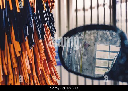 Vue d'un rétroviseur latéral de la voiture et orange brosses sur le lavage automatique de voiture de l'intérieur de la voiture Banque D'Images