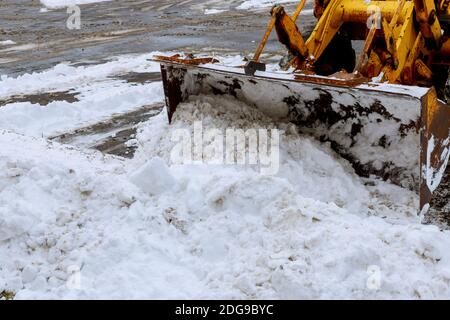 Gros plan du nettoyage de la niveleuse route couverte de neige après blizzard Banque D'Images