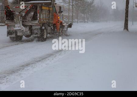 Dérives de neige. Le tracteur se dégage après de fortes chutes de neige. Banque D'Images