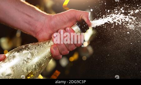 Champagne, détail bouteille avec explosion de vin. Thème des fêtes et de la fête. Banque D'Images