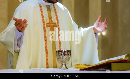 Sainte communion sur table en bois dans une tasse de verre d'église avec vin rouge, pain, prière pour le vin Banque D'Images