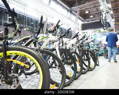 Vélos de montagne moderne rangée dans magasin de sport Banque D'Images