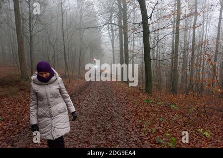 Frau im Deister Nordmannsturm. Banque D'Images