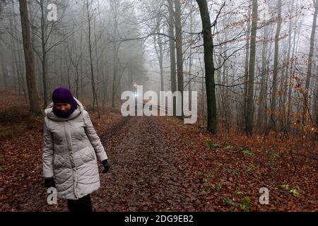 Frau im Deister Nordmannsturm. Banque D'Images