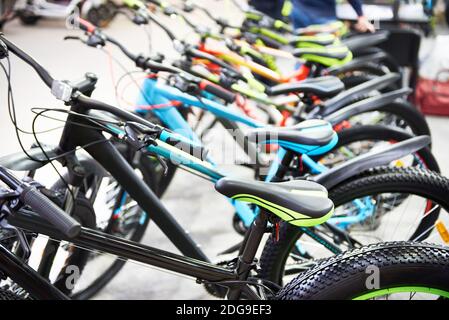 Vélos de montagne moderne rangée dans magasin de sport Banque D'Images