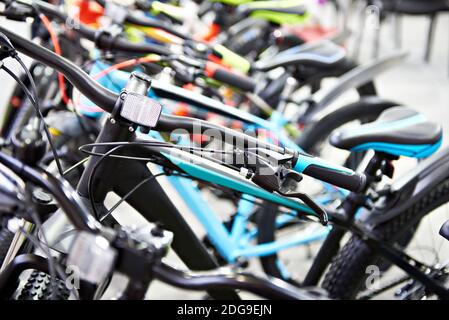 Vélos de montagne moderne rangée dans magasin de sport Banque D'Images