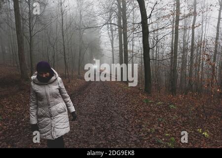 Frau im Deister Nordmannsturm. Banque D'Images