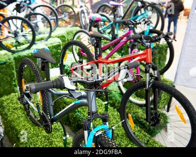 Vélos de montagne moderne rangée dans magasin de sport Banque D'Images