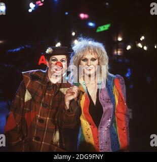 MARY UND GORDY, deutsches Travestie-Duo, hier als Clowns: Gordy alias Rainer Kohler und Mary alias Georg Preuße, 1983. MARY ET GORDY, duo de parodie allemand, en tant que clowns: Gordy aka Rainer Kohler et Mary aka Georg Preusse, 1983. Banque D'Images