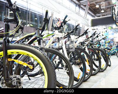 Vélos de montagne moderne rangée dans magasin de sport Banque D'Images