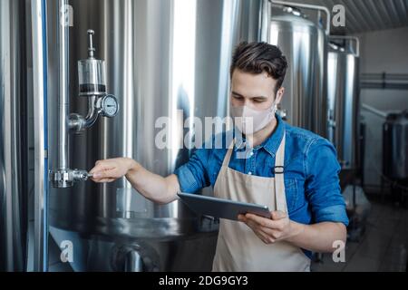 Équipement moderne dans l'usine et travail pendant la pandémie COVID-19 Banque D'Images