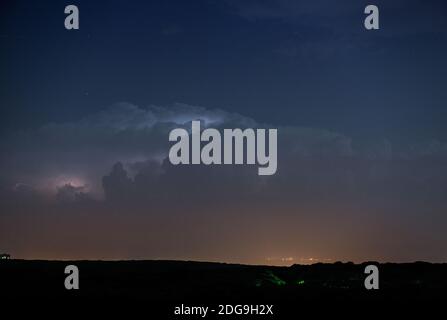 Orage nuages la nuit avec la foudre Banque D'Images