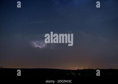 Orage nuages la nuit avec la foudre Banque D'Images