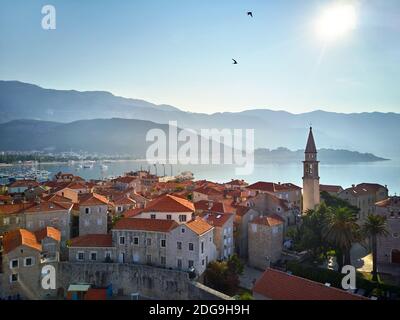 Vue sur la baie de mer et la vieille ville de Budva au Monténégro Banque D'Images