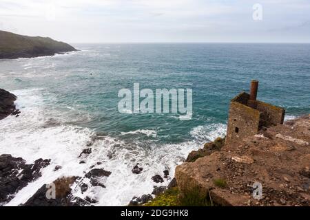 Les célèbres ruines des couronnes des maisons de moteur sur la Tin Coast sauvage: Botallack Mine, St Just, Cornwall, Royaume-Uni. Site du patrimoine mondial de l'exploitation minière Cornish. Banque D'Images