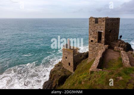 Les célèbres ruines des couronnes des maisons de moteur sur la Tin Coast sauvage: Botallack Mine, St Just, Cornwall, Royaume-Uni. Site du patrimoine mondial de l'exploitation minière Cornish. Banque D'Images