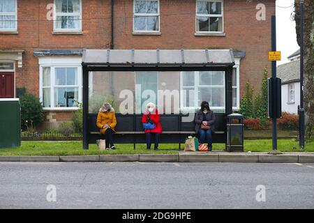 Tenterden, Kent, Royaume-Uni. 08 décembre 2020. Mise à jour sur le coronavirus : les résidents de la ville de Tenterden dans le Kent font leur vie quotidienne dans le niveau 3 qui permet aux magasins de rester ouverts au public. Crédit photo : PAL Media/Alamy Live News Banque D'Images