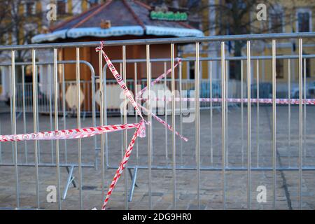 Magdebourg, Allemagne. 08 décembre 2020. Des flèches en ruban de flottabing sont fixées aux barrières du 'Lichterglanz' sur la place de la cathédrale, qui sont destinées à guider le flux des visiteurs vers et depuis les stands de vente. Après le verrouillage, le marché de Noël à Magdebourg a été annulé. Cependant, la ville avait autorisé cinq étals au Lichterglanz sur la place de la cathédrale. Entre autres choses, des aliments grillés, des bonbons et du vin chaud y sont vendus. Credit: Klaus-Dietmar Gabbert/dpa-Zentralbild/ZB/dpa/Alay Live News Banque D'Images