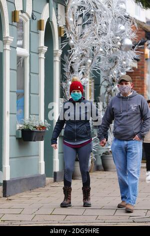 Tenterden, Kent, Royaume-Uni. 08 décembre 2020. Mise à jour sur le coronavirus : les résidents de la ville de Tenterden dans le Kent font leur vie quotidienne dans le niveau 3 qui permet aux magasins de rester ouverts au public. Crédit photo : PAL Media/Alamy Live News Banque D'Images