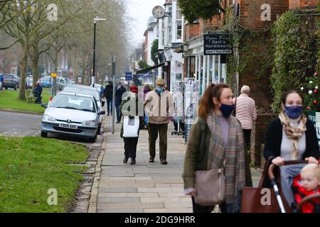 Tenterden, Kent, Royaume-Uni. 08 décembre 2020. Mise à jour sur le coronavirus : les résidents de la ville de Tenterden dans le Kent font leur vie quotidienne dans le niveau 3 qui permet aux magasins de rester ouverts au public. Crédit photo : PAL Media/Alamy Live News Banque D'Images