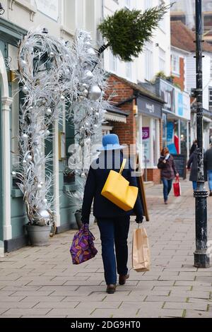 Tenterden, Kent, Royaume-Uni. 08 décembre 2020. Mise à jour sur le coronavirus : les résidents de la ville de Tenterden dans le Kent font leur vie quotidienne dans le niveau 3 qui permet aux magasins de rester ouverts au public. Crédit photo : PAL Media/Alamy Live News Banque D'Images