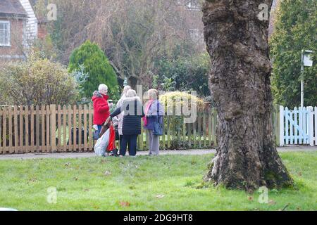 Tenterden, Kent, Royaume-Uni. 08 décembre 2020. Mise à jour sur le coronavirus : les résidents de la ville de Tenterden dans le Kent font leur vie quotidienne dans le niveau 3 qui permet aux magasins de rester ouverts au public. Crédit photo : PAL Media/Alamy Live News Banque D'Images