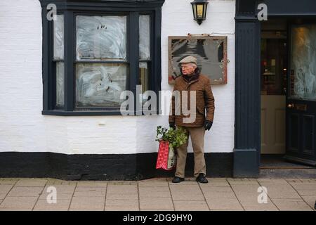 Tenterden, Kent, Royaume-Uni. 08 décembre 2020. Mise à jour sur le coronavirus : les résidents de la ville de Tenterden dans le Kent font leur vie quotidienne dans le niveau 3 qui permet aux magasins de rester ouverts au public. Crédit photo : PAL Media/Alamy Live News Banque D'Images