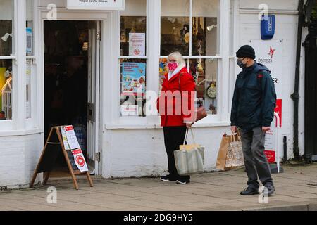 Tenterden, Kent, Royaume-Uni. 08 décembre 2020. Mise à jour sur le coronavirus : les résidents de la ville de Tenterden dans le Kent font leur vie quotidienne dans le niveau 3 qui permet aux magasins de rester ouverts au public. Crédit photo : PAL Media/Alamy Live News Banque D'Images