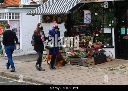 Tenterden, Kent, Royaume-Uni. 08 décembre 2020. Mise à jour sur le coronavirus : les résidents de la ville de Tenterden dans le Kent font leur vie quotidienne dans le niveau 3 qui permet aux magasins de rester ouverts au public. Crédit photo : PAL Media/Alamy Live News Banque D'Images