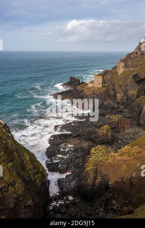 Les célèbres ruines des couronnes des maisons de moteur sur la Tin Coast sauvage: Botallack Mine, St Just, Cornwall, Royaume-Uni. Site du patrimoine mondial de l'exploitation minière Cornish. Banque D'Images