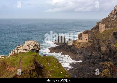 Les célèbres ruines des couronnes des maisons de moteur sur la Tin Coast sauvage: Botallack Mine, St Just, Cornwall, Royaume-Uni. Site du patrimoine mondial de l'exploitation minière Cornish. Banque D'Images