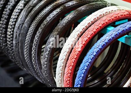 Des pneus de bicyclettes un assortiment du magasin Banque D'Images