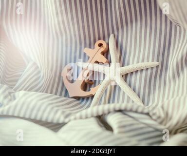 Concept de voyage de vacances avec étoile de mer et ancrage de jouet Banque D'Images