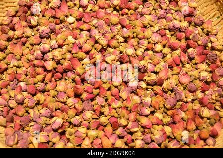 bourgeons de roses séchés dans le panier sous une lumière vive pendant vente sur le marché Banque D'Images