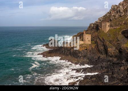 Les célèbres ruines des couronnes des maisons de moteur sur la Tin Coast sauvage: Botallack Mine, St Just, Cornwall, Royaume-Uni. Site du patrimoine mondial de l'exploitation minière Cornish. Banque D'Images