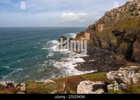 Les célèbres ruines des couronnes des maisons de moteur sur la Tin Coast sauvage: Botallack Mine, St Just, Cornwall, Royaume-Uni. Site du patrimoine mondial de l'exploitation minière Cornish. Banque D'Images