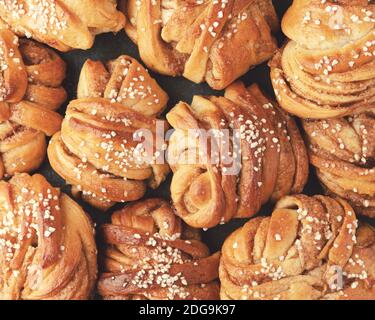Petits pains à la cannelle traditionnels suédois. En-cas très populaire dans toute la Scandinavie. Vue de dessus Banque D'Images