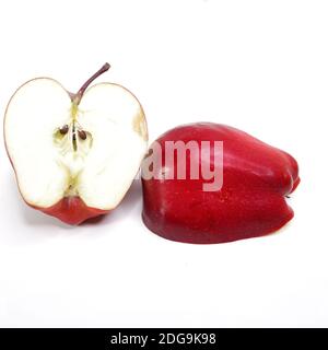 Pomme divisée en deux. Isolé. Gros plan de la pomme rouge avec des pépins coupés en deux isolés sur un fond blanc de studio. Banque D'Images