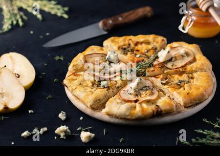 Galette de pâte sablée maison au fromage bleu, aux poires et au miel. Prêt à manger. Cuisiner à la maison Banque D'Images