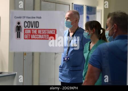 Le personnel du NHS se présente comme le premier de deux injections de vaccin Pfizer/BioNTech Covid-19 administrées au personnel du Western General Hospital, à Édimbourg, le premier jour du plus grand programme d'immunisation de l'histoire du Royaume-Uni. Les travailleurs à domicile, le personnel du NHS et les personnes âgées de 80 ans et plus ont commencé à recevoir le jab ce matin. Banque D'Images