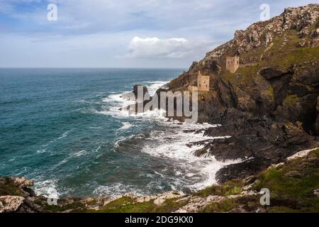 Les célèbres ruines des couronnes des maisons de moteur sur la Tin Coast sauvage: Botallack Mine, St Just, Cornwall, Royaume-Uni. Site du patrimoine mondial de l'exploitation minière Cornish. Banque D'Images