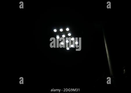 Lumière de rue LED sur fond sombre à Aliağa, İzmir. Banque D'Images