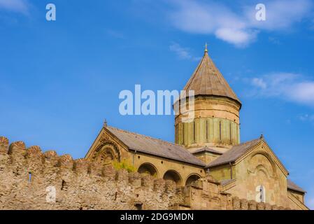 Vue sur le monastère de murs Svetitskhoveli en Géorgie, Mtskheta Banque D'Images