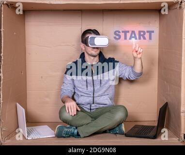 L'employé qui a des lunettes VR appuie sur le bouton de démarrage virtuel Banque D'Images