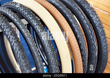 Des pneus de bicyclettes un assortiment du magasin Banque D'Images