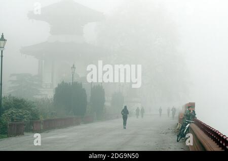 Londres, Royaume-Uni. 8 décembre 2020. Matin brumeux sur la Tamise à Battersea Park. Credit: JOHNNY ARMSTEAD/Alamy Live News Banque D'Images