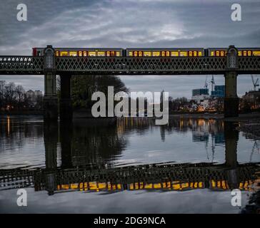 Pont de chemin de fer Kew au crépuscule Banque D'Images